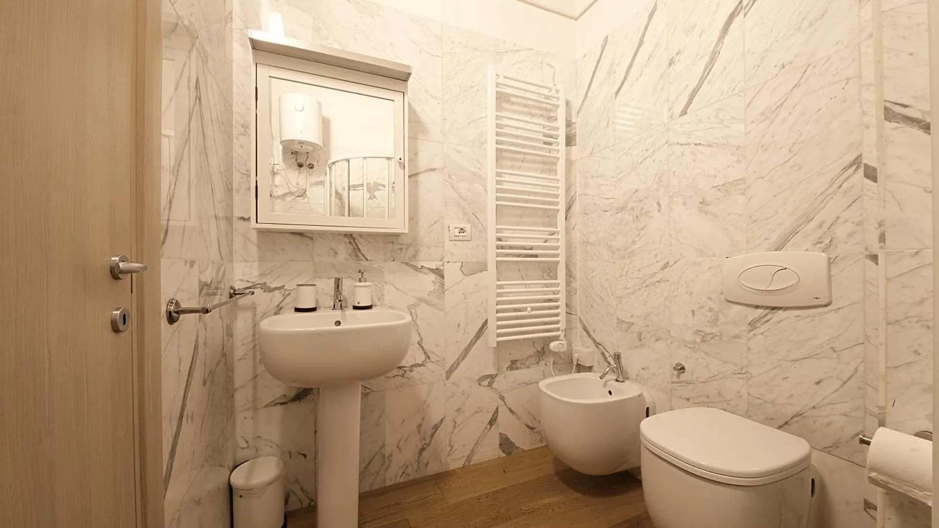 Le Camere Pietrasantine - Centro Storico Pietrasanta Bed & Breakfast